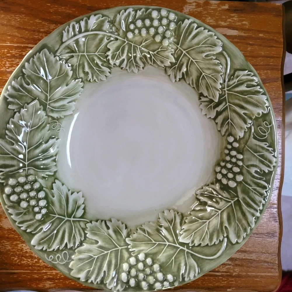 Williams Sonoma Napa Sage Grape Leaf Bowl